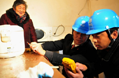 服務(wù)隊(duì)員為老人提供上門服務(wù)