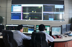 國(guó)家電網(wǎng)工作人員認(rèn)真工作