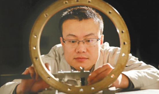 他的指紋幾乎磨平 只為練就&ldquo;微米級(jí)&rdquo;的觸覺(jué)