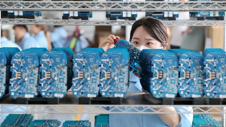 【財(cái)經(jīng)翻譯官】中國(guó)新能源汽車產(chǎn)銷量緣何連續(xù)七年全球居首？