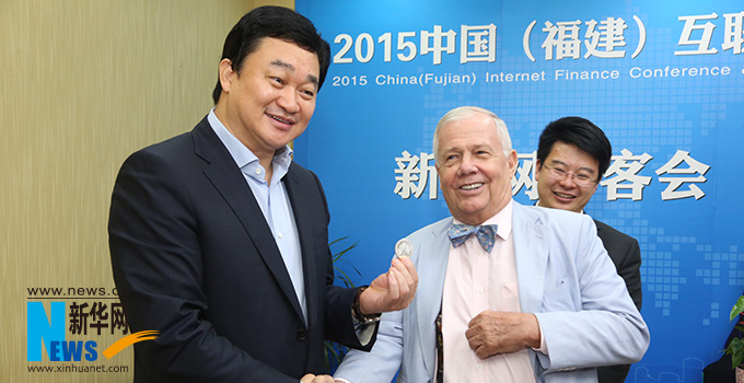 羅杰斯參加思客會(huì)，與新華網(wǎng)董事長(zhǎng)、總裁田舒斌親切交談。