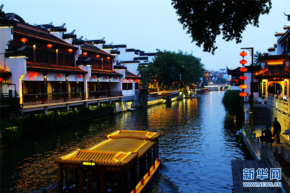 夜色秦淮河，璀璨醉人心