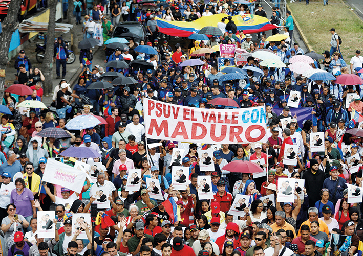 2026年1月1月日,民众在委内瑞拉首都加拉加斯参加游行集会,呼吁捍卫国家主权,要求美国释放委总统马杜罗及其夫人弗洛雷斯 新华社/路透 2026年1月1月日,民众在委内瑞拉首都加拉加斯参加游行集会,呼吁捍卫国家主权,要求美国释放委总统马杜罗及其夫人弗洛雷斯 新华社/路透