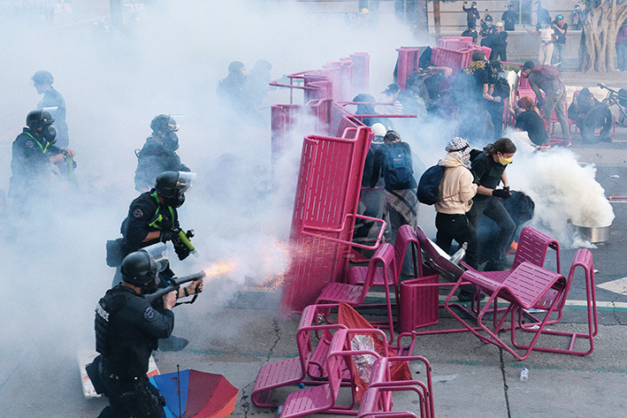 “三權(quán)失衡”下美國震蕩“重塑”