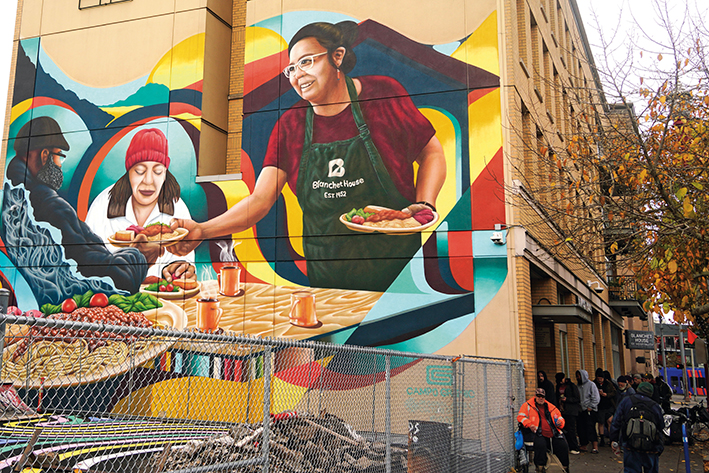 2025年11月4日，在美国俄勒冈州波特兰，等待领取免费食物的人们排起长队 吴晓凌摄/本刊