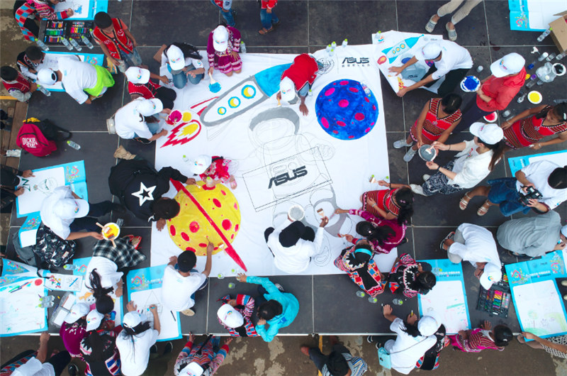 e創(chuàng)公益大使、志愿者和小朋友一同夢想涂鴉