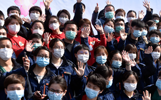 稟父老：樓蘭破，人平安，白衣戰(zhàn)士把家還！