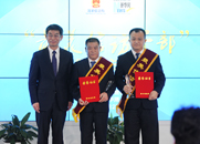 劉正榮為獲獎?wù)咭踪t孝、張海威頒獎