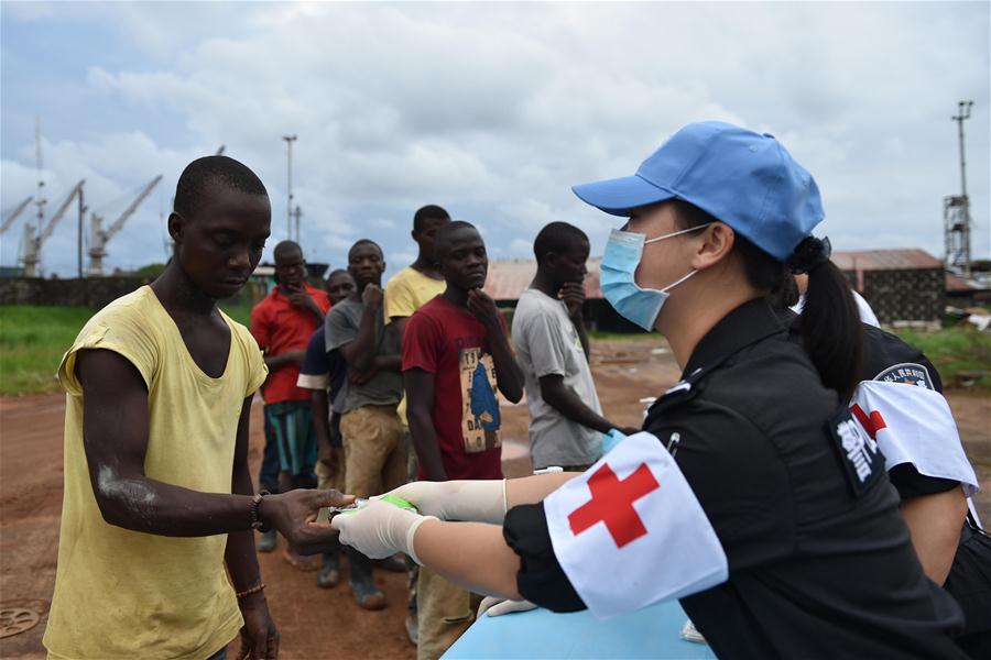 (國(guó)際)(2)駐利比利亞維和防暴隊(duì)為當(dāng)?shù)孛癖婇_(kāi)展義診活動(dòng)