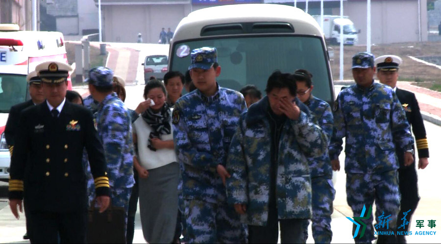 &uarr;資料圖片：張超的父親（右四）揮淚送別張超。