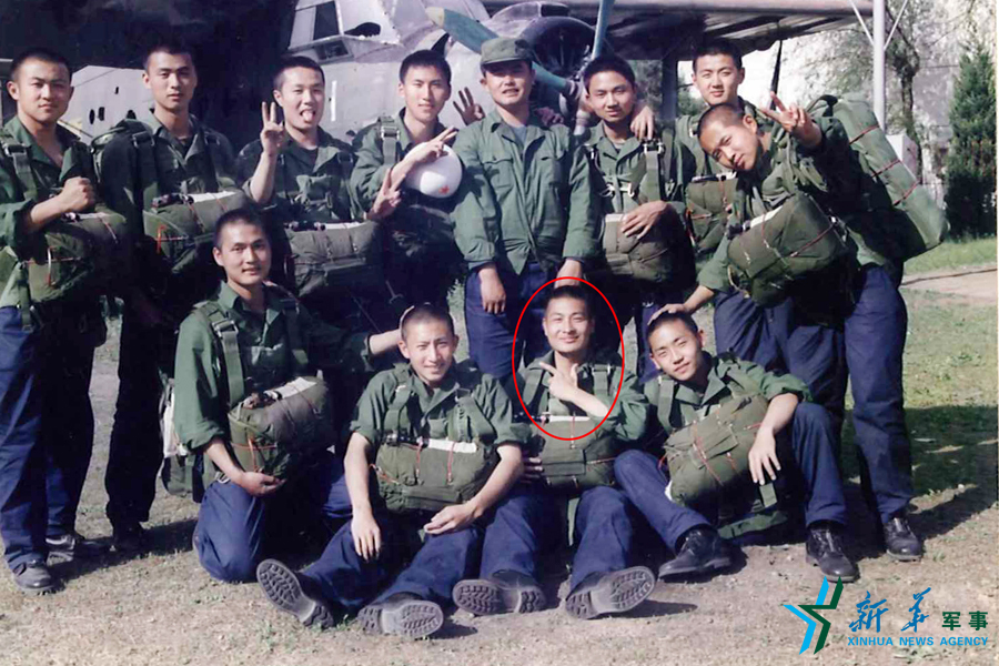 資料圖片：跳傘前合影留念。