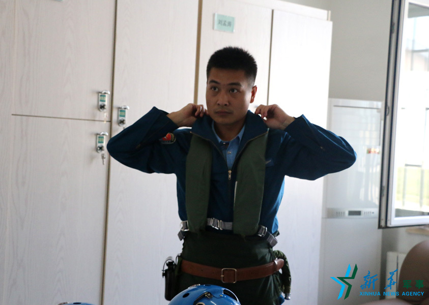 &uarr;資料圖片：張超嚴(yán)格按規(guī)定著裝參加飛行訓(xùn)練。