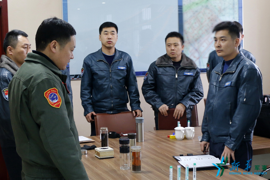 資料圖片：張超參加飛行后講評(píng)。