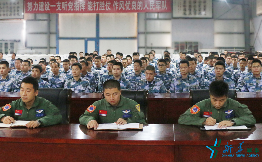 資料圖片：張超（右一）參加部隊思想政治教育。