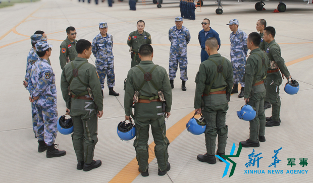 飛行后，黨委班子現(xiàn)場講評飛行情況。