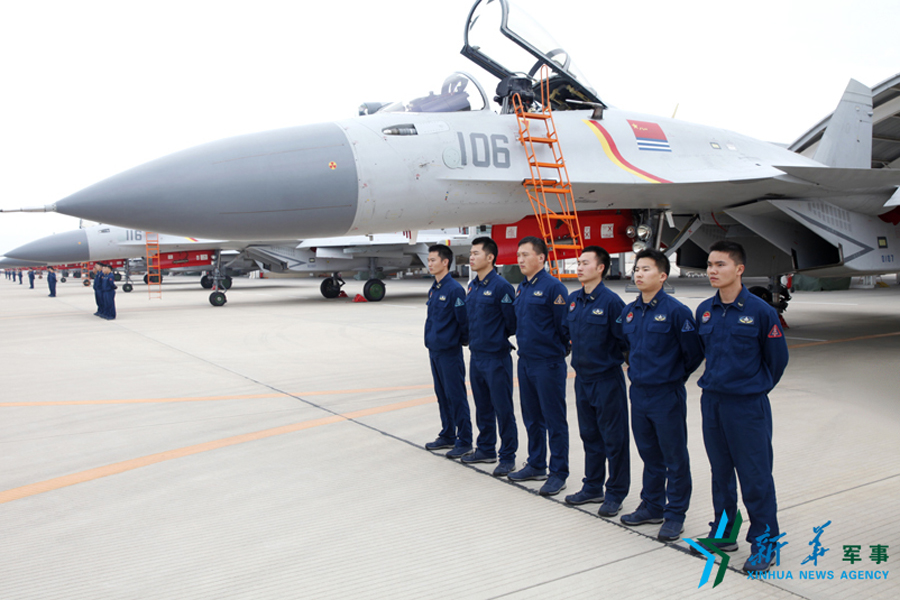 &uarr;機(jī)務(wù)官兵為戰(zhàn)鷹保駕護(hù)航。