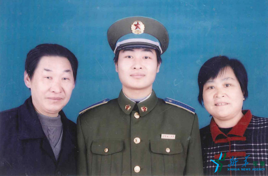 &uarr;資料圖片：張超考入飛行學院后成為全家的驕傲。