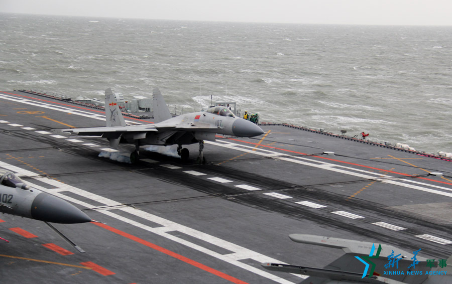 &uarr;資料圖片：艦載戰(zhàn)斗機(jī)下落著艦瞬間。