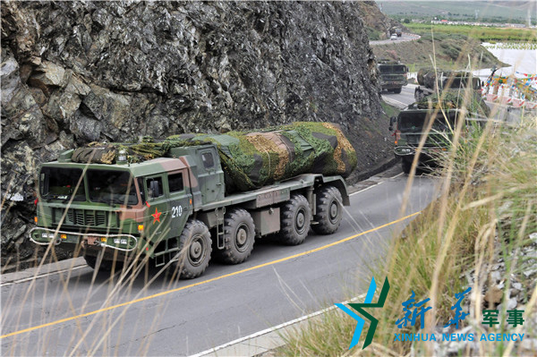 &uarr;向疏散隱蔽地域?qū)嵤└咚贆C(jī)動。（宋來蕤攝）