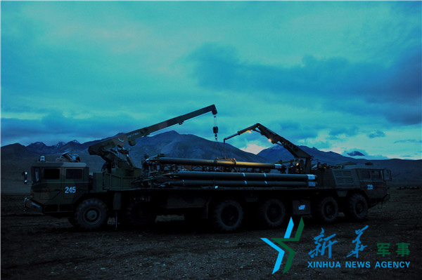 &uarr;昏暗條件下錘煉官兵火箭彈調(diào)裝技能 。（宋來蕤攝）