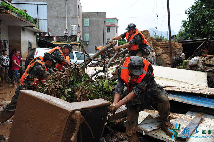 &uarr;第31集團軍某裝甲旅官兵幫助長泰恢復災后秩序。鐘晨菲攝