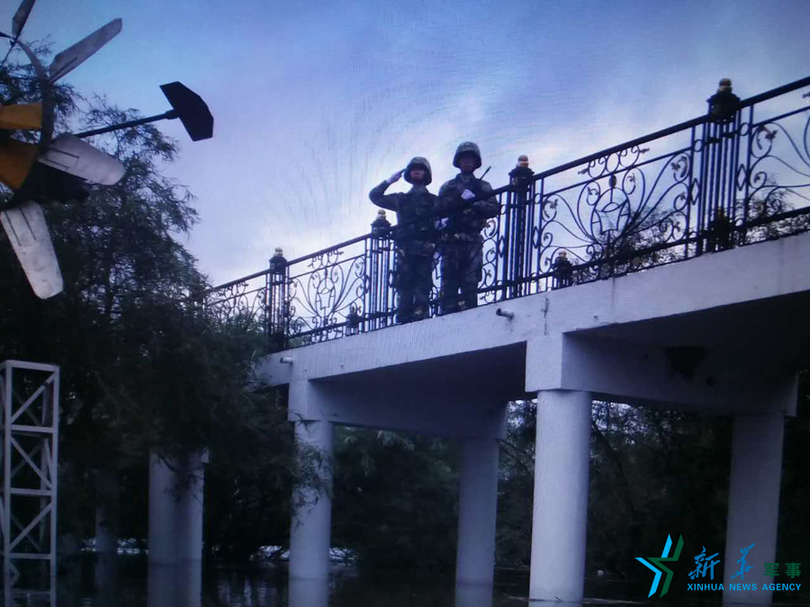 &uarr;中秋佳節(jié)，珍寶島的官兵在洪水中的堅守。