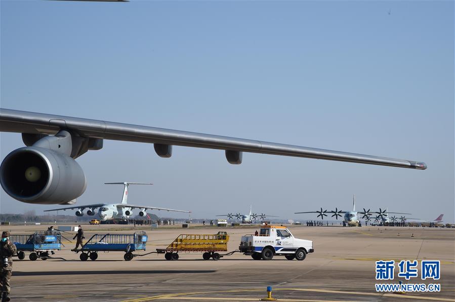 （聚焦疫情防控&middot;圖文互動）（4）空軍第四次向武漢大規(guī)?？者\醫(yī)療隊員和物資