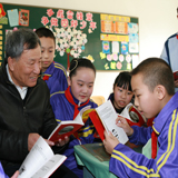 喬安山給小學生講雷鋒的故事。