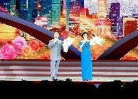 京劇演員于魁智、李勝素獻(xiàn)唱京劇《我是中國人》