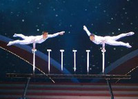 演員汪靜、高鴻陽在晚會上表演雜技《頂&mdash;&mdash;太極》