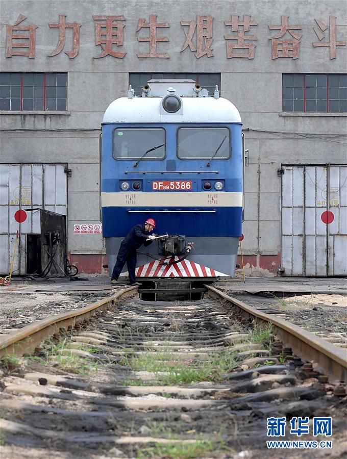 （圖片故事）（4）&ldquo;機(jī)車醫(yī)生&rdquo;李向前：&ldquo;望聞問切&rdquo;保安全
