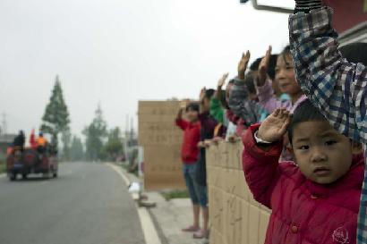 向救援人員敬禮！