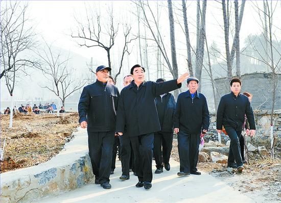 11月27日，省委書(shū)記、省人大常委會(huì)主任張慶黎到加強(qiáng)基層建設(shè)年活動(dòng)聯(lián)系點(diǎn)淶水縣悟空寺村看望慰問(wèn)村民，向當(dāng)?shù)馗刹咳罕娦v黨的十八大精神。這是張慶黎在悟空寺村詳細(xì)了解村容村貌的建設(shè)情況。郭昭 攝