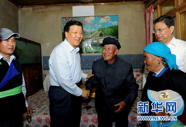 7月17日至19日，中共中央政治局常委、中央書記處書記劉云山在青海調(diào)研。這是7月17日，劉云山在海東市互助土族自治縣東山鄉(xiāng)白牙合村看望老黨員。新華社記者 饒愛民 攝