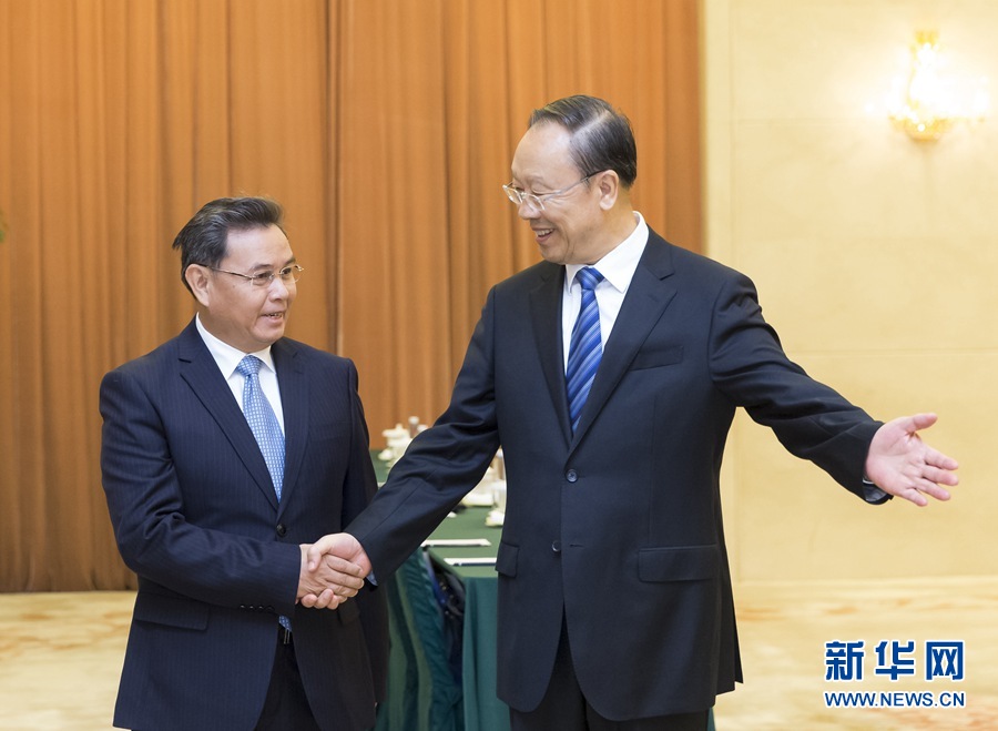 10月12日，中共中央書記處書記、全國(guó)政協(xié)副主席杜青林在北京會(huì)見來華訪問并出席&ldquo;2016中國(guó)共產(chǎn)黨與世界對(duì)話會(huì)&rdquo;的老撾人革黨中央政治局委員、建國(guó)陣線中央主席賽頌蓬&middot;豐威漢率領(lǐng)的老撾人革黨代表團(tuán)。　新華社記者丁海濤攝