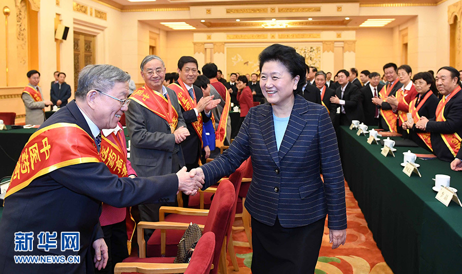 12月29日，中共中央政治局委員、國(guó)務(wù)院副總理劉延?xùn)|在北京與中醫(yī)藥高等學(xué)校教學(xué)名師座談。這是座談會(huì)前，劉延?xùn)|與獲得表彰的教師握手。新華社記者 張鐸 攝