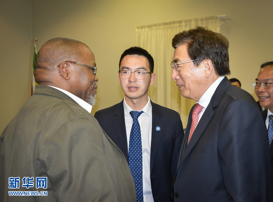 3月26日，中共中央政治局委員、北京市委書記郭金龍（前右）在南非約翰內(nèi)斯堡與執(zhí)政的南非非洲人國民大會總書記曼塔謝（前左）舉行工作會談。  新華社記者趙熙攝