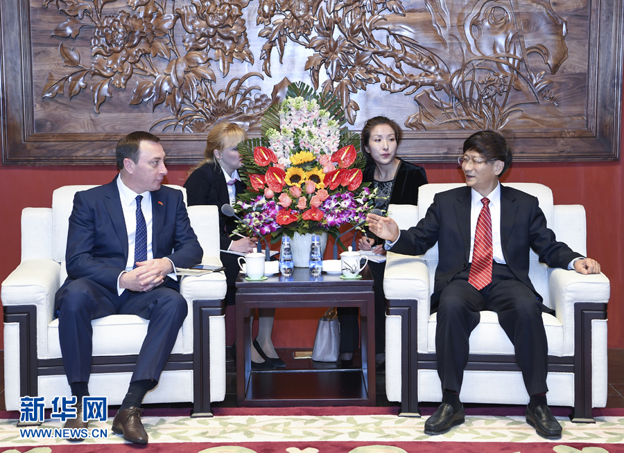 4月10日，中共中央政治局委員、中央政法委書記、中白政府間合作委員會(huì)中方主席孟建柱在北京會(huì)見白俄羅斯總統(tǒng)辦公廳副主任、中白政府間合作委員會(huì)白方主席斯諾普科夫。新華社記者 張領(lǐng) 攝