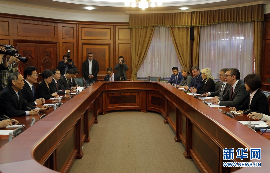 4月12日，塞爾維亞前進黨主席、政府總理武契奇（右二）在貝爾格萊德會見中共中央政治局委員、中央黨的建設工作領導小組副組長張春賢（左二）。新華社發(fā)（普雷德拉格&middot;米洛薩夫列維奇攝）