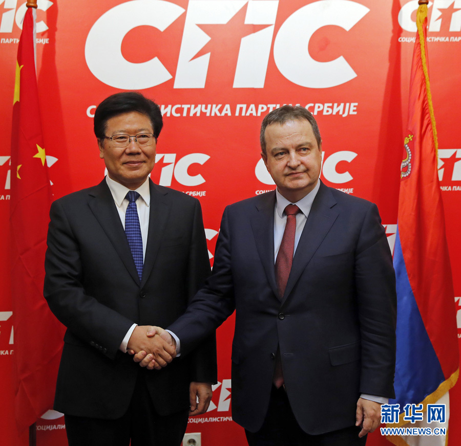 4月13日，中共中央政治局委員、中央黨的建設工作領導小組副組長張春賢（左）在塞爾維亞貝爾格萊德會見塞社會黨主席、政府第一副總理兼外長達契奇。新華社發(fā)（普雷德拉格&middot;米洛薩夫列維奇攝）