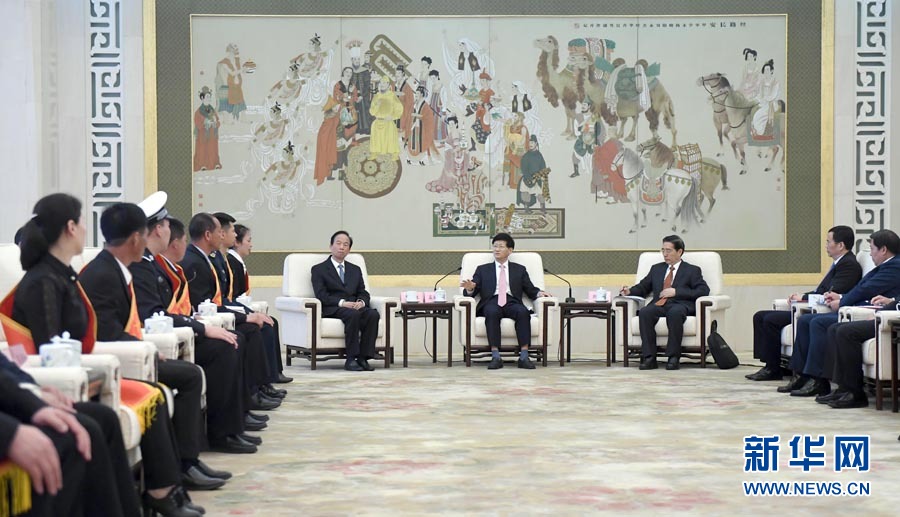 4月24日，第十三屆全國見義勇為英雄模范表彰大會在北京人民大會堂召開。會前，中共中央政治局委員、中央政法委書記孟建柱與見義勇為英雄模范及家屬代表座談。國務(wù)委員、公安部部長郭聲琨出席座談會并在表彰大會上講話。新華社記者 張鐸 攝