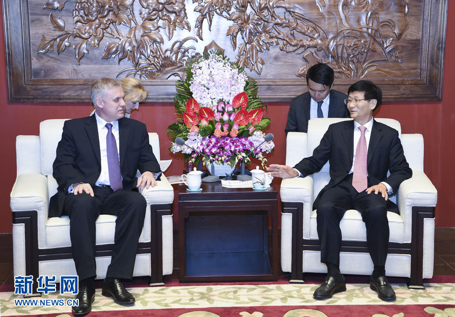 4月26日，中共中央政治局委員、中央政法委書(shū)記孟建柱在北京會(huì)見(jiàn)白俄羅斯安全會(huì)議國(guó)務(wù)秘書(shū)扎西。 新華社記者 張領(lǐng) 攝