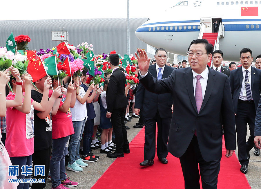 5月8日至10日，中共中央政治局常委、全國人大常委會委員長張德江視察澳門特別行政區(qū)。這是5月8日，張德江抵達澳門國際機場。 新華社記者龐興雷 攝 