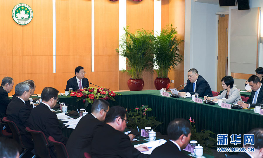 5月8日至10日，中共中央政治局常委、全國人大常委會委員長張德江視察澳門特別行政區(qū)。這是5月8日，張德江聽取澳門特別行政區(qū)政府工作匯報。新華社記者 李學仁 攝