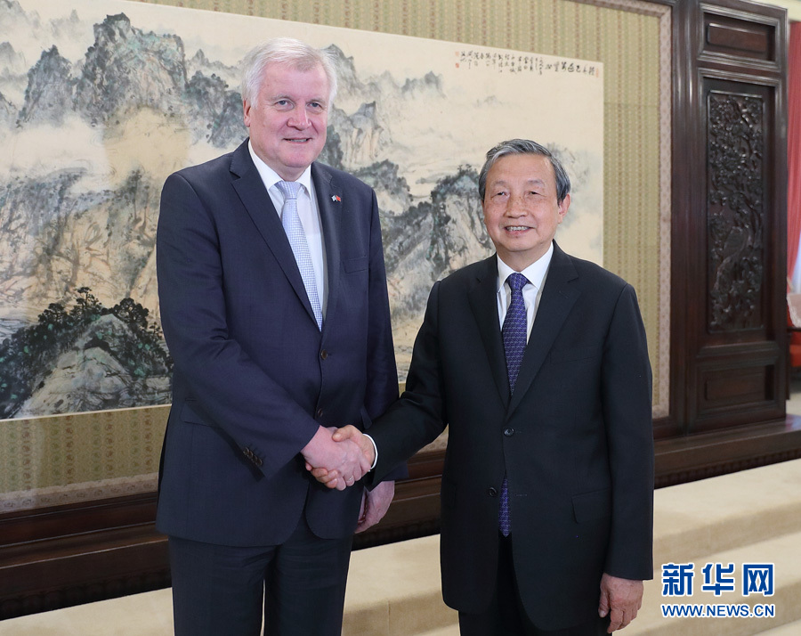 5月10日，國務(wù)院副總理馬凱在北京中南海紫光閣會見德國巴伐利亞州州長、基社盟主席霍斯特&middot;澤霍費爾一行。 新華社記者王曄攝