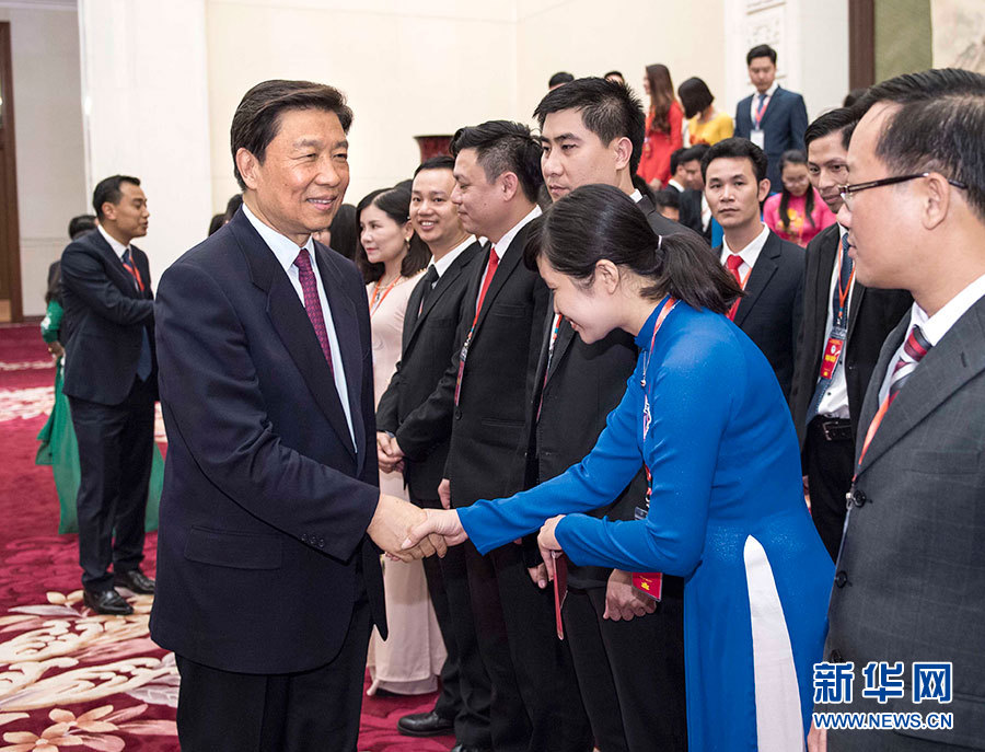 5月22日，中共中央政治局委員、國(guó)家副主席李源潮在北京會(huì)見(jiàn)越南胡志明共青團(tuán)中央書(shū)記處第一書(shū)記黎國(guó)鋒率領(lǐng)的越南青年代表團(tuán)。 新華社記者李濤 攝