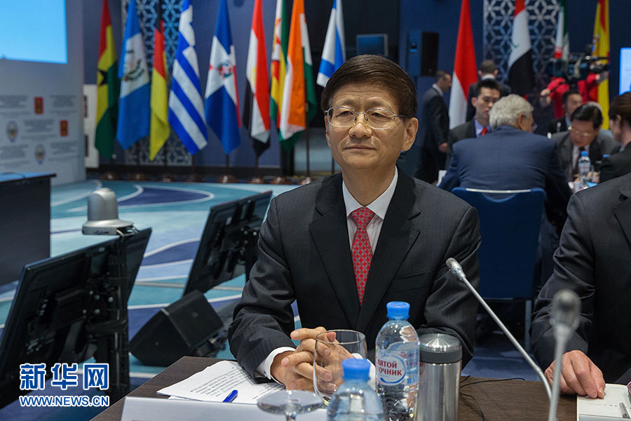 5月24日，在俄羅斯扎維多沃，中共中央政治局委員、中央政法委書記孟建柱出席國(guó)際安全事務(wù)高級(jí)代表會(huì)議。 5月24日，中共中央政治局委員、中央政法委書記孟建柱在俄羅斯出席國(guó)際安全事務(wù)高級(jí)代表會(huì)議，就加強(qiáng)國(guó)際執(zhí)法安全合作、防范打擊恐怖主義作主旨發(fā)言。來(lái)自95個(gè)國(guó)家和國(guó)際組織的代表參加會(huì)議。新華社記者白雪騏攝