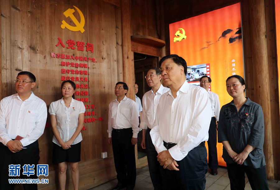 6月8日至10日，中共中央政治局常委、中央書記處書記劉云山在福建調(diào)研。這是6月9日，劉云山專程來到政和縣石圳村，深入了解廖俊波的事跡。新華社記者 劉衛(wèi)兵 攝