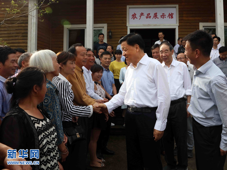 6月8日至10日，中共中央政治局常委、中央書記處書記劉云山在福建調(diào)研。這是6月9日，劉云山在周寧縣上洋村與村民親切交談。新華社記者 劉衛(wèi)兵 攝