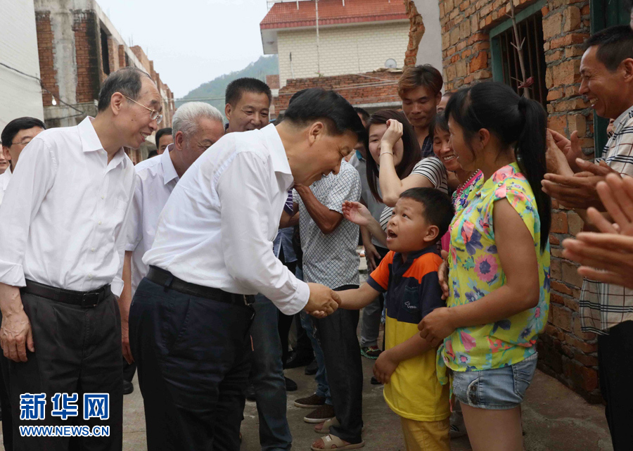 6月8日至10日，中共中央政治局常委、中央書記處書記劉云山在福建調(diào)研。這是6月9日，劉云山在福安市溪邳村走訪群眾家庭。新華社記者 劉衛(wèi)兵 攝